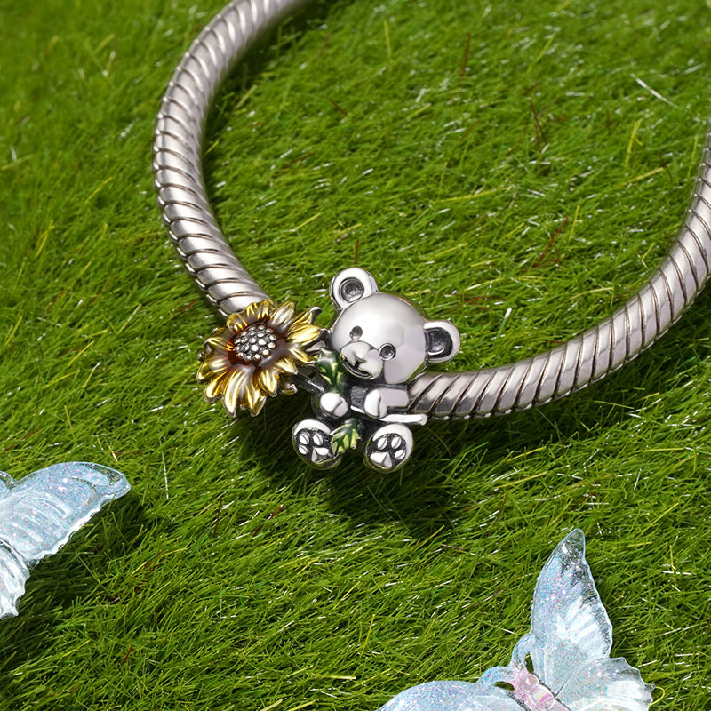 Gnoce Little Bear Embraces Sunflower Charm_3